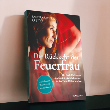 Buchveröffentlichung Buchcover Neuerscheinung 2026 Die Rückkehr der Feuerfrau - Dein heilsamer Weg zur urweiblichen Kraft von der Autorin Sandra Saviera Otto ZANÈE Mentoring und Frauen Empowerment
