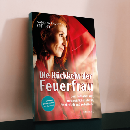Buchveröffentlichung Buchcover Neuerscheinung 2026 Die Rückkehr der Feuerfrau - Dein heilsamer Weg zur urweiblichen Kraft von der Autorin Sandra Saviera Otto ZANÈE Mentoring und Frauen Empowerment